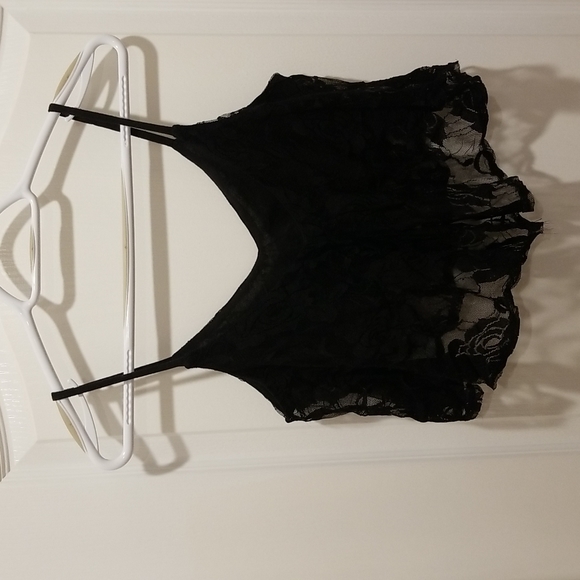 Black crop top with lace overlay - Picture 3 of 8
